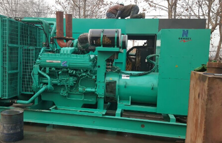 九真镇发电机组如何判断水冷式机油散热器内部是否需要清洗？